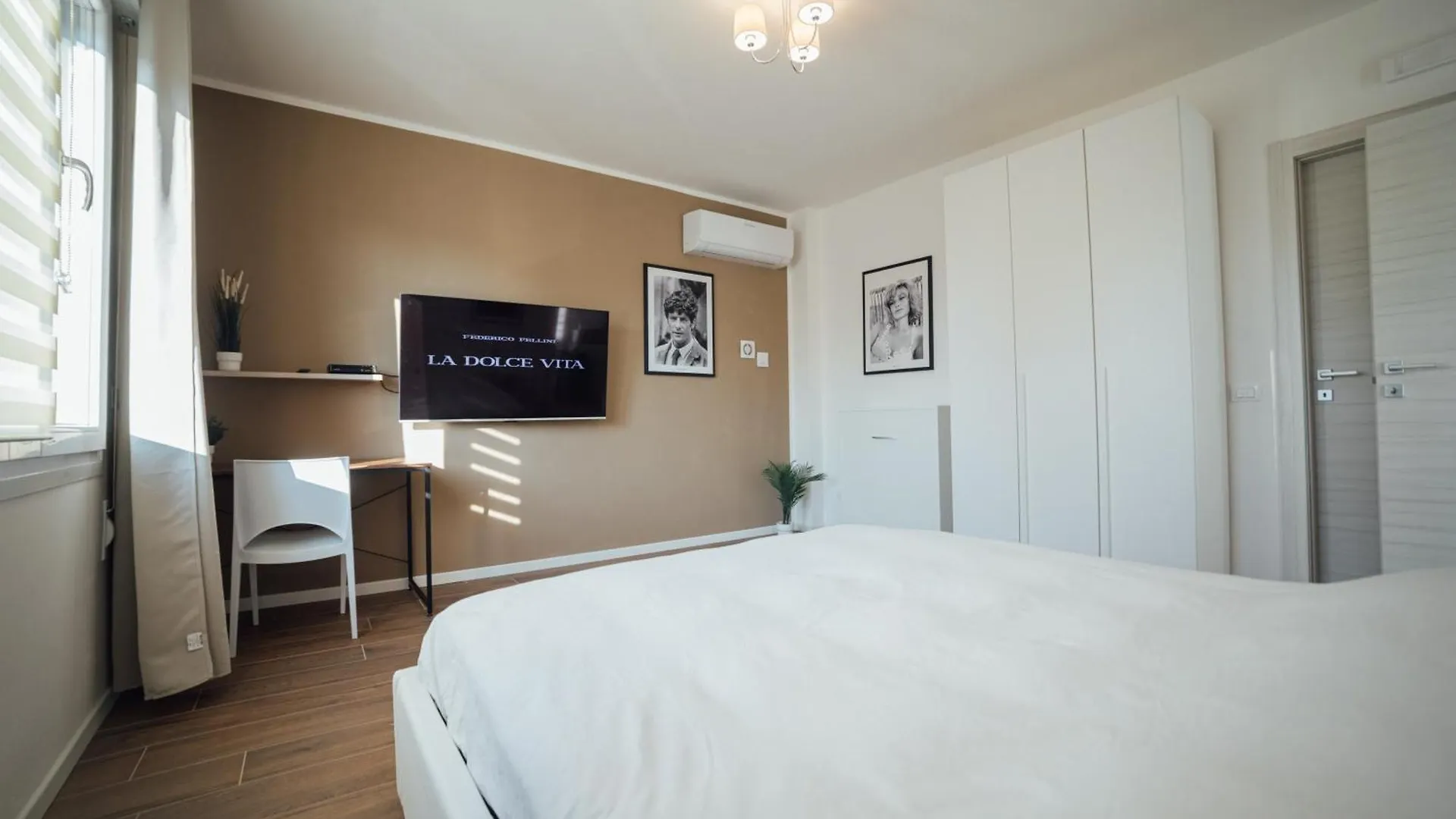 Fellini Rooms Ferrara 0*,  Italia