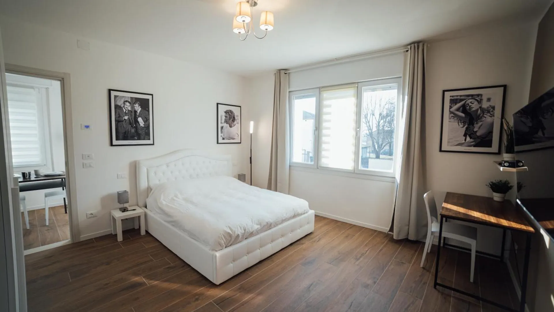 Fellini Rooms Ferrara 0*,  Italia